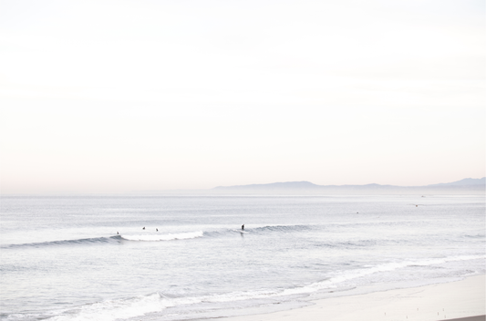 Horizontal minimalist ocean print showing a smooth seascape with gentle ocean waves meeting a clear horizon line. This calm ocean print provides a serene view.